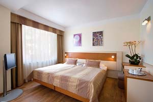 Classic double with city view, private facilities, and breakfast